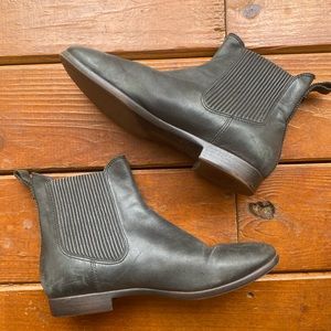 Ugg Leather Chelsea Boots Pull on Womens 9